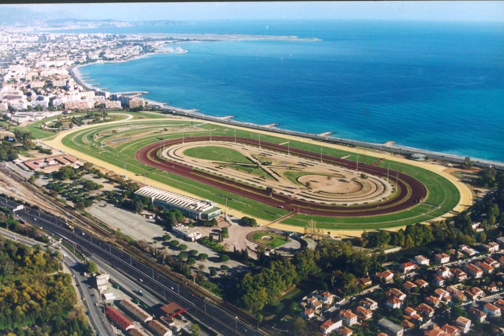 Vue de l'hippodrome de Cagnes-Sur-Mer